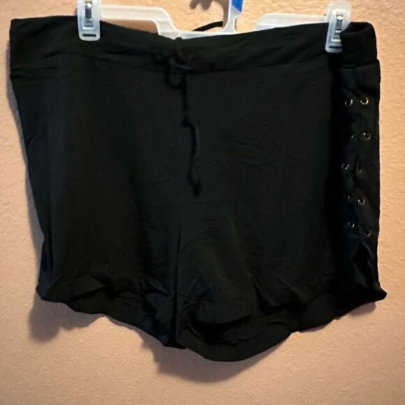 Torrid black pull on shorts - Picture 2 of 10